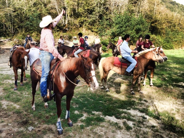  ¡Entre amigos, en la silla de subir! 