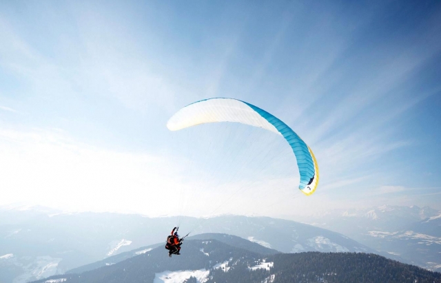  parapenle sobre las montañas 