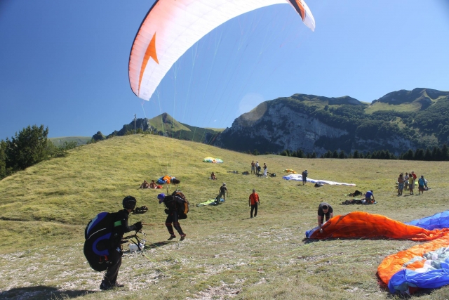  Preparando el parapenle en Pianatelle 