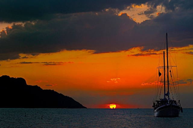  Una espléndida puesta de sol sobre el mar