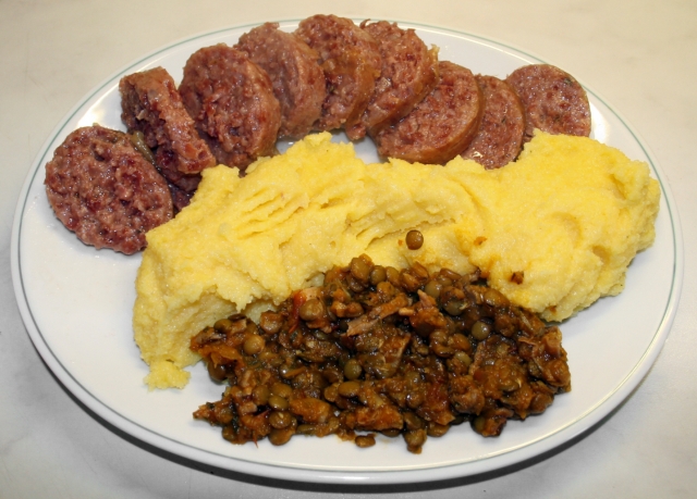  Cotechino servido con polenta y lentejas 