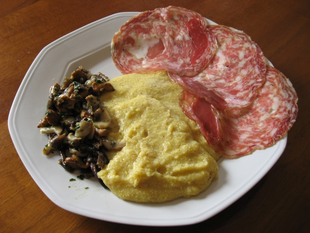  Polenta con sopressa y champiñones 