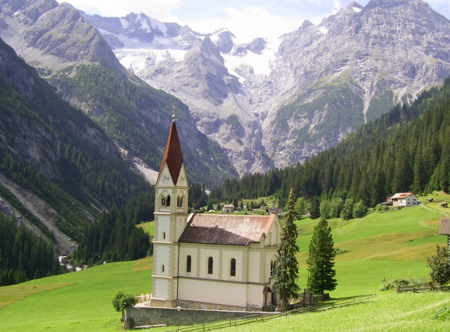  Iglesia en las montañas 