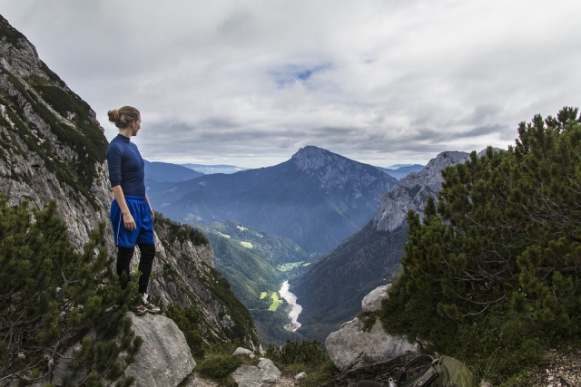  Chica en las montañas 