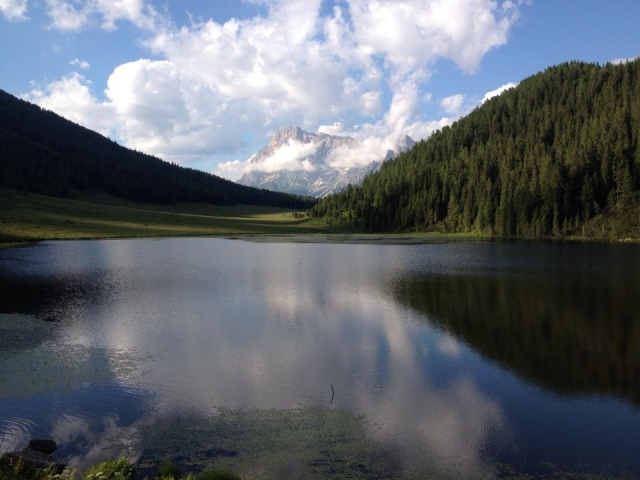  Lago a lo largo de la ruta 