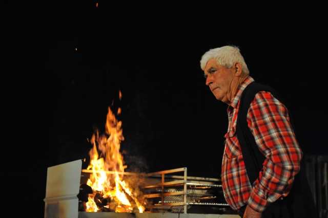  Papá prepara las brasas 