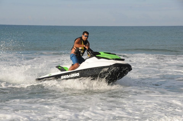  ¡Diviértele con las jet skis! 
