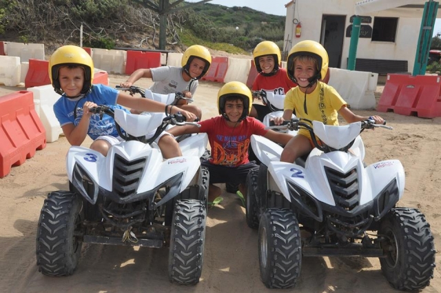  Un equipo de mini cuatrimoto conductores 