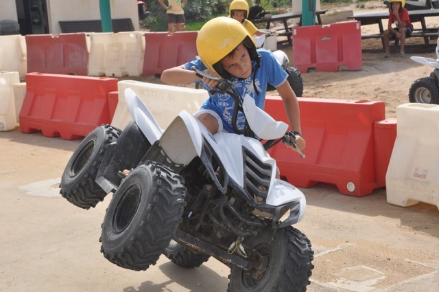 Mini cuatrimoto en la pista 