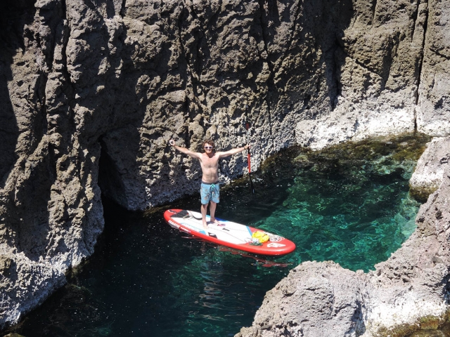  Suspendido en la tabla de surf 