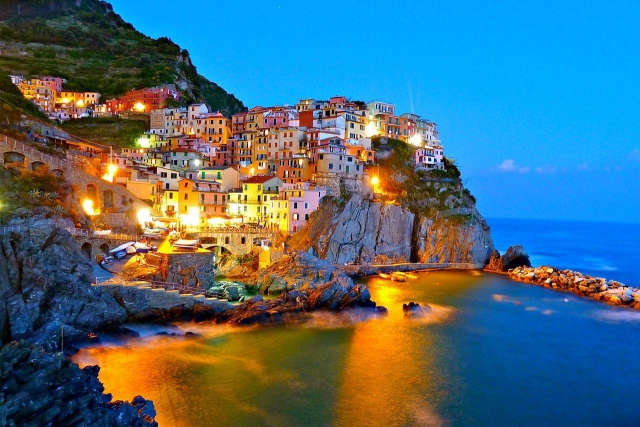  Vista nocturna de Cinque Terre 