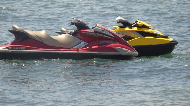  Jet skis aparcadas en el mar 