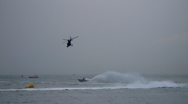  Helicóptero sobre el agua 
