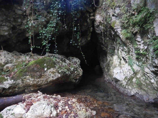  Pequeña gruta 
