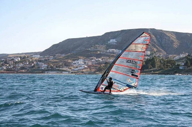  en el agua con windsurf 
