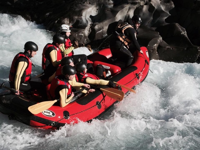 En grupos en los rápidos