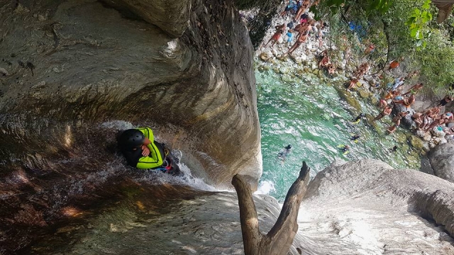 Deslizándose en las rocas