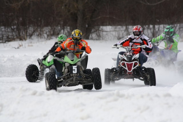  Cuatrimoto en la nieve 