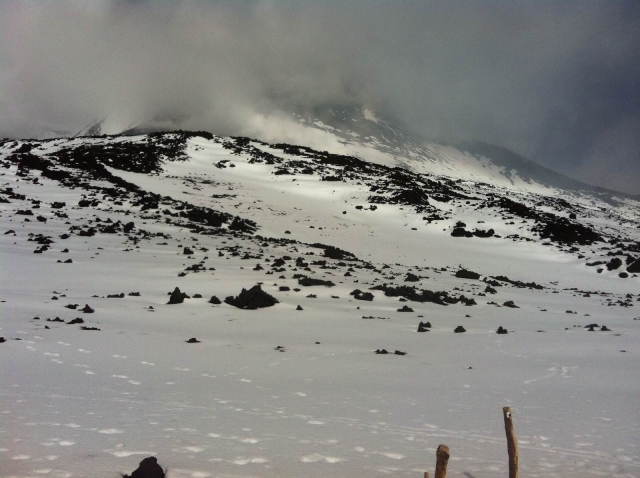  El contrasle entre los desiertos de nieve y lava 