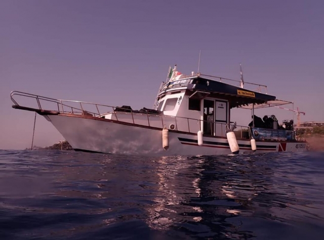  regreso en barco a la luz del amanecer 