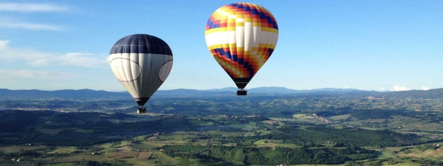  globos aerostáticos volando hacia san gimignano 