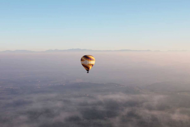  aniversario romántico a gran altitud en el globo aerostático 