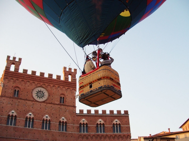  Volando sobre la Piazza del Campo 