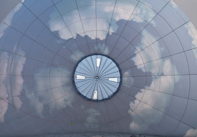 El cielo reflejado en el globo aerostático 