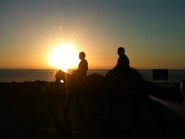  En la playa al atardecer 
