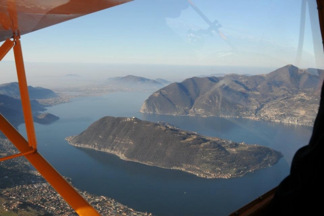  Sobrevolando el lago Iseo en vehículo de motor 