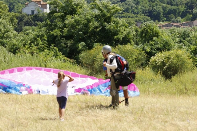 Niños y parapentes 