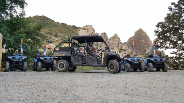  Cuatrimoto y montañas 