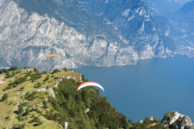 Parapentes en vuelo 