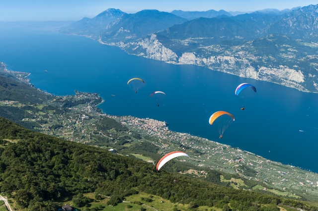  Parapentes en el lago de Garda 