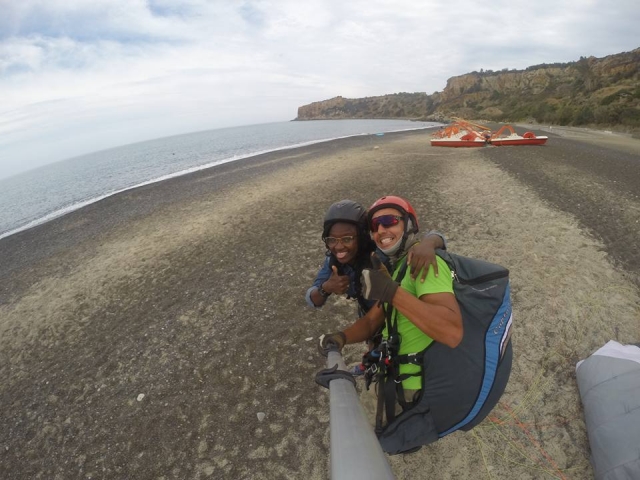  Aterrizaje en la playa con parapenle 