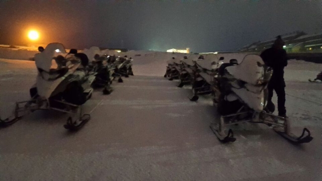  Motos de nieve de noche 