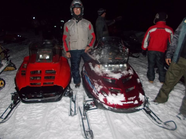 Motos de nieve de noche