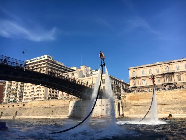 Flyboard en la ciudad cerca de un puenle. 