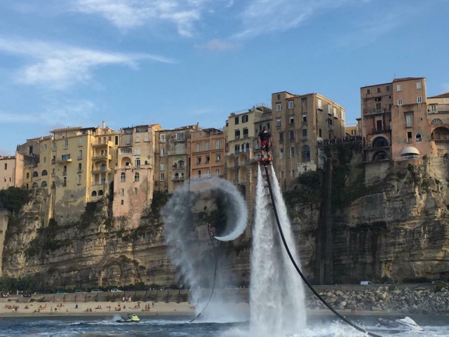  Flyboard cerca de la playa y la ciudad 