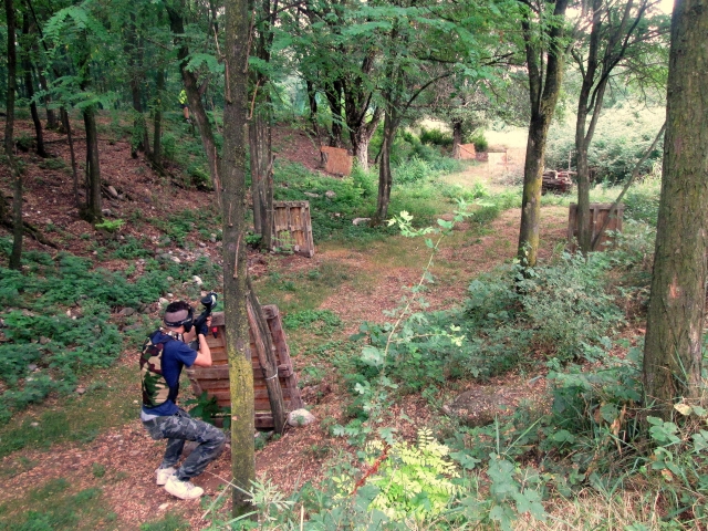  Niño escondido jugando gotcha 