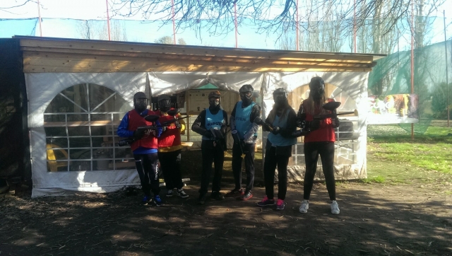  Equipo de jugadores esperando para iniciar el juego 