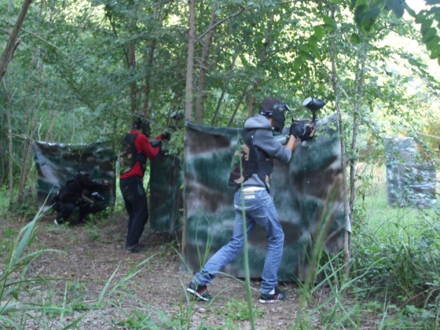  Jugadores escondidos detrás de obstáculos del campo de juego 