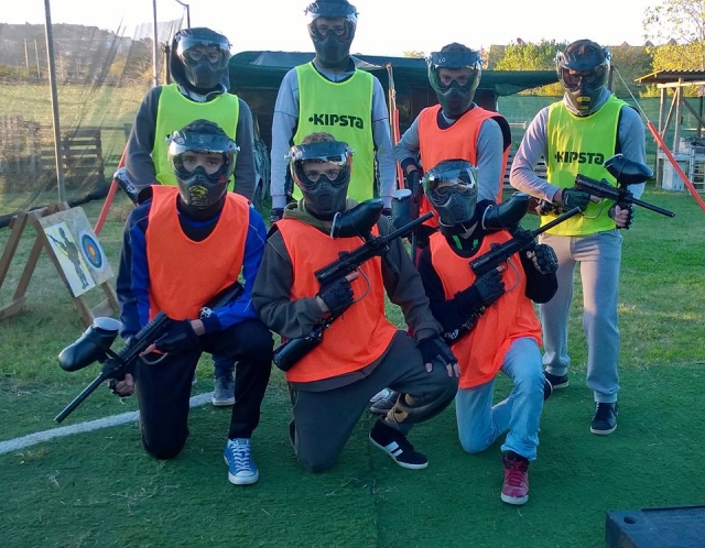 Equipo de participantes listo para comenzar 