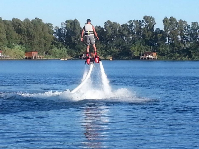  hombre en flyboard 