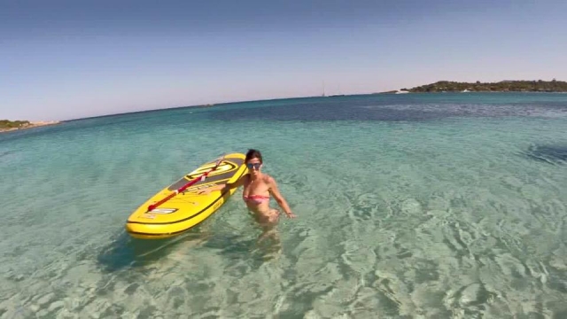  Con la tabla en el mar azul