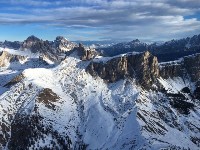  volando sobre el montañas 