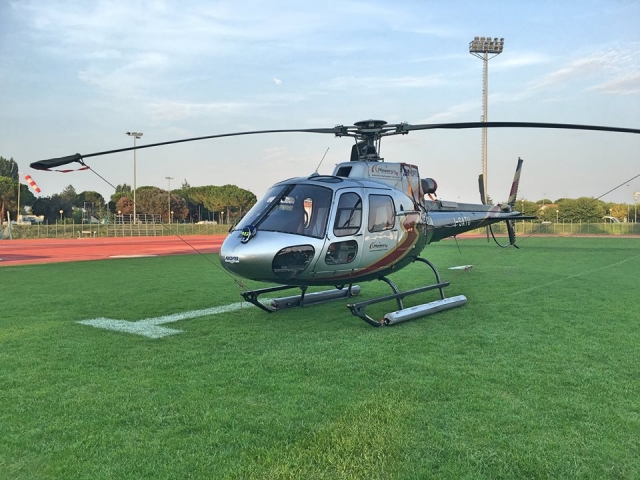 helicóptero en reposo