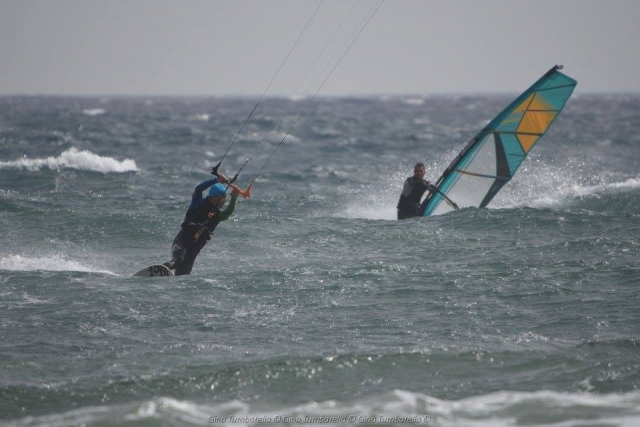 El windsurd en el mar 
