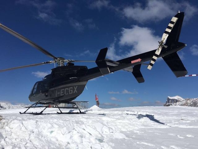  Aterrizando en las montañas nevadas 