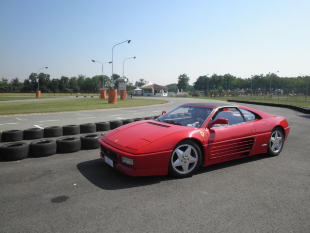  Ferrari en curva 